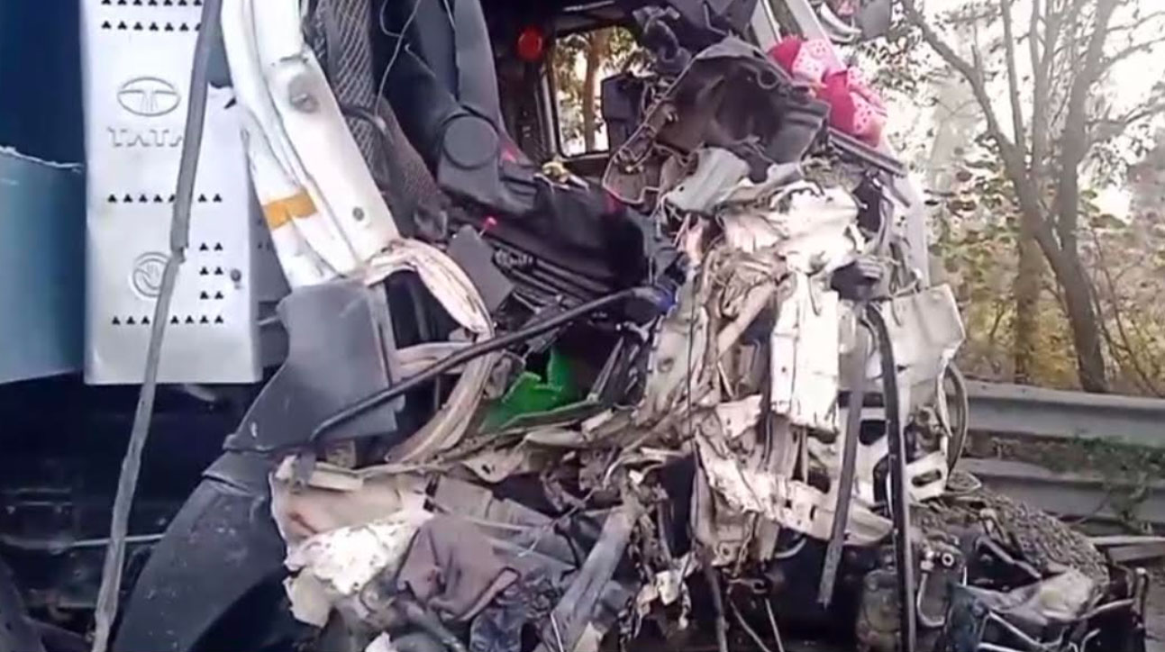 ਤੜਕਸਾਰ ਦੋ ਟਰੱਕਾਂ ਦੀ ਹੋਈ ਆਪਸ ''ਚ ਜ਼ਬਰਦਸਤ ਟੱਕਰ, ਉੱਡੇ ਪਰਖਚੇ, ਡਰਾਈਵਰ ਵੀ ਗੰਭੀਰ ਰੂਪ ''ਚ ਜ਼ਖ਼ਮੀ